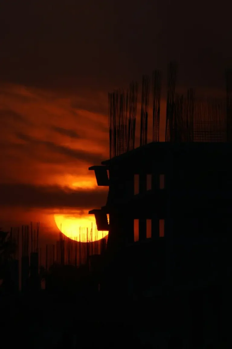 O aviso bíblico ao sonhar com casa pegando fogo